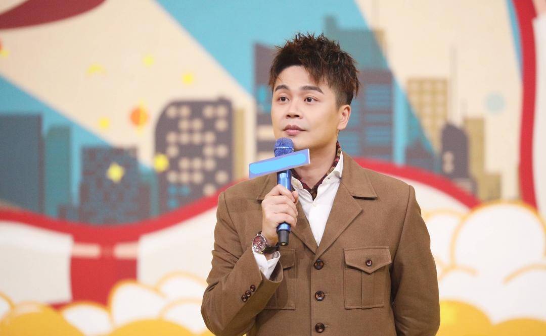 《王牌对王牌》主持人沈涛,是节目节奏把控者,妻子颜值不输明星_网友