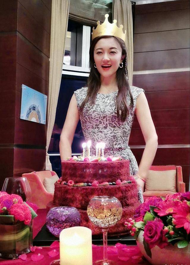 王小玮晒生日照,穿白色公主裙戴皇冠宛如公主,夫妻俩九月未同框_老公