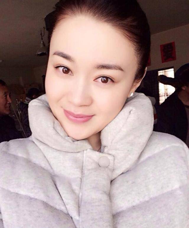 她是赵本山"最美女徒弟",如今身材走样,网友:胖了还那么好看_关婷娜