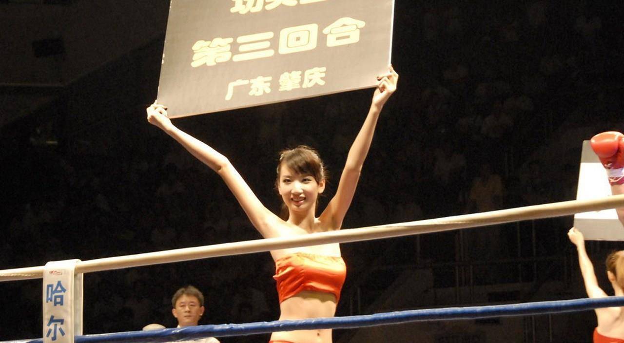 比赛场上的举牌女郎,高颜值身材火辣,为了好身材坚持运动_李恩惠_选手