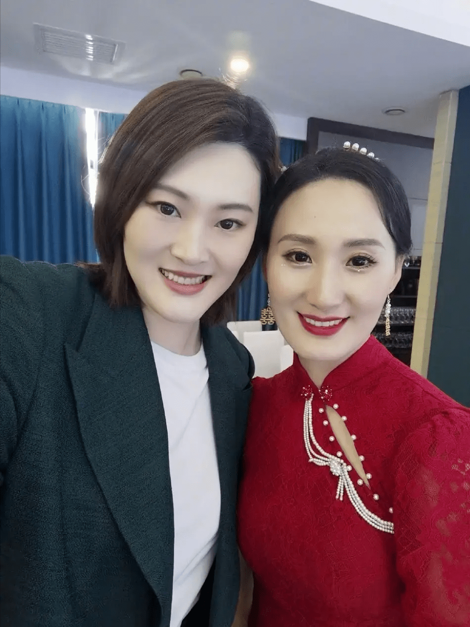 33岁女排主攻大婚,穿红色中式旗袍尽显曼妙身姿,美艳动人_李曼_辽宁队