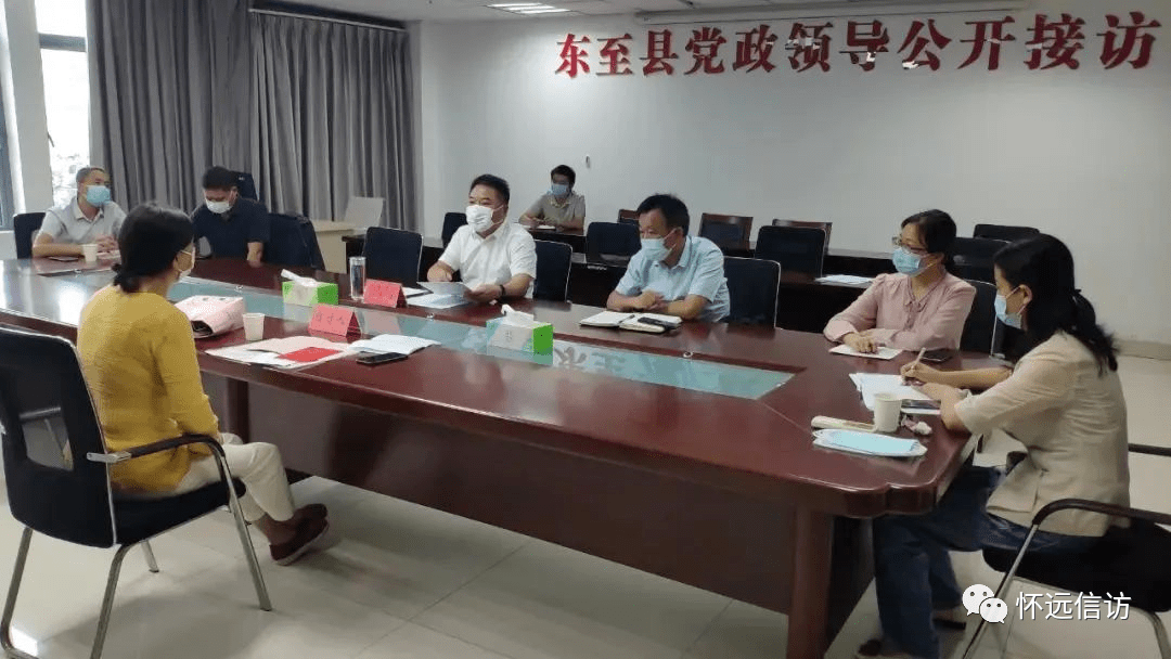 9月22日上午,东至县县委书记洪克峰到县信访大厅公开接访来访群众.