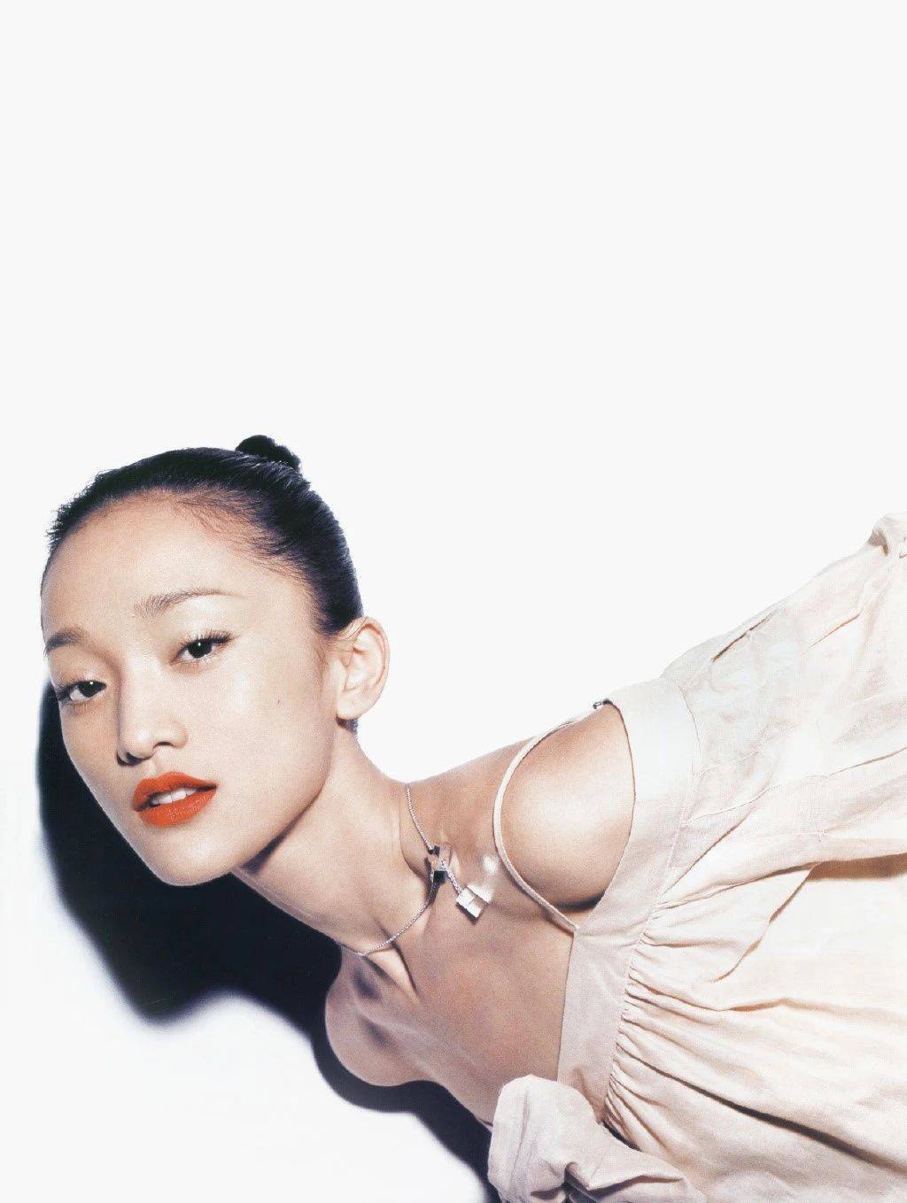 周迅大片曝光,穿粉色"睡衣"显气质,却被"发际线"暴露年龄!