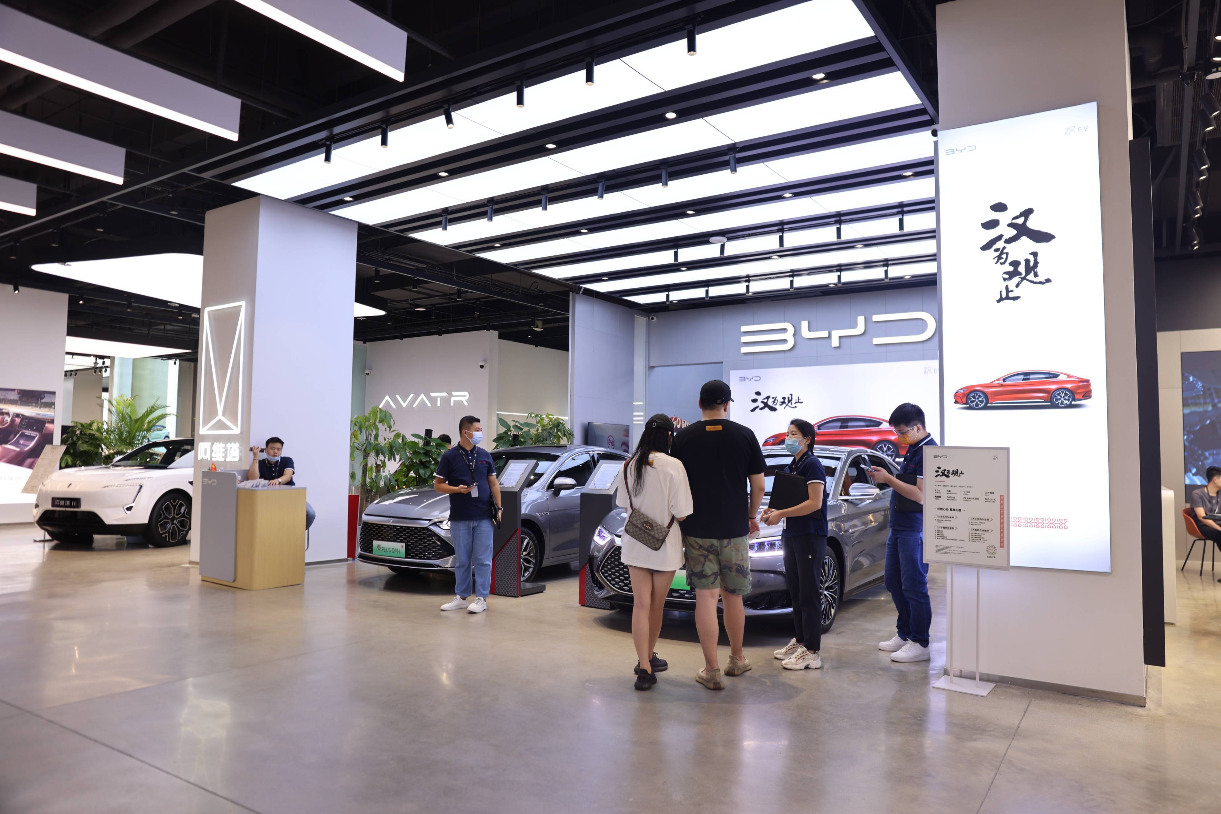 趁着国庆节期间,笔者去了深圳本地的一家商场中的比亚迪展厅,进去之后