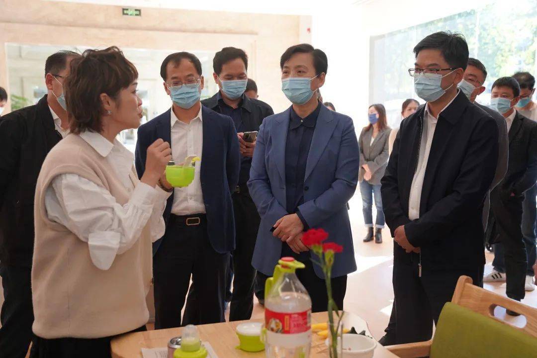 在安诺长者生活馆,王文序一行走进适老化改造展示中心,听取各类养老