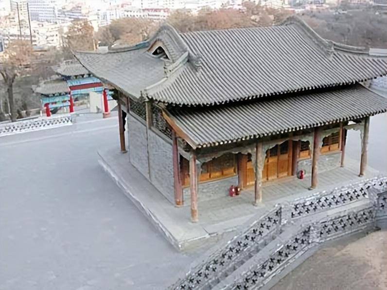 唐平定薛举后改为佛寺,由山门,厢房及前殿,正殿,后殿等构成三院落