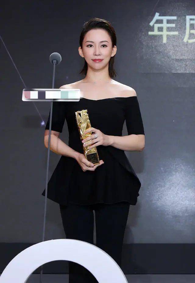 九球天后潘晓婷好任性,穿白裙美回18岁,巴掌腰完全不输吉娜?