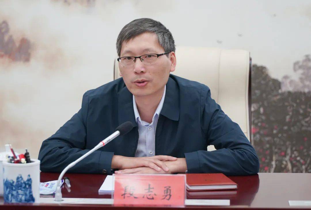 座谈中,与会同志就我市及珠山区夜经济发展状况及存在的问题进行深入