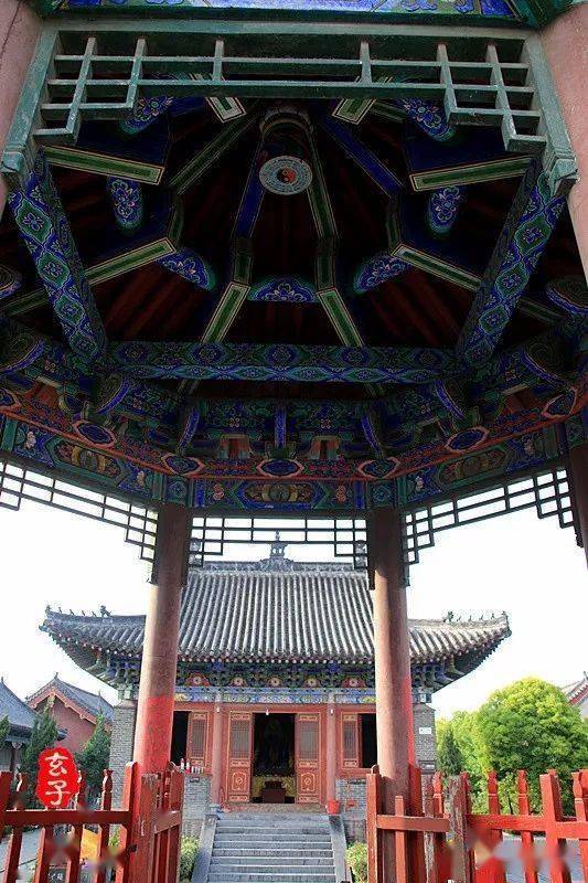 在神龙桥北端东侧的湖泊中巍然伫立(该台与当年的洪福寺仅一路之隔)