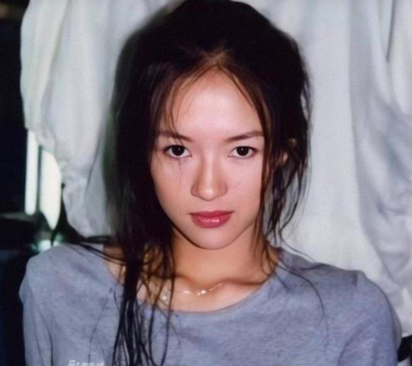 多年成长已蜕变章子怡这么多年也有了很多的改变,早就不复少女的青春
