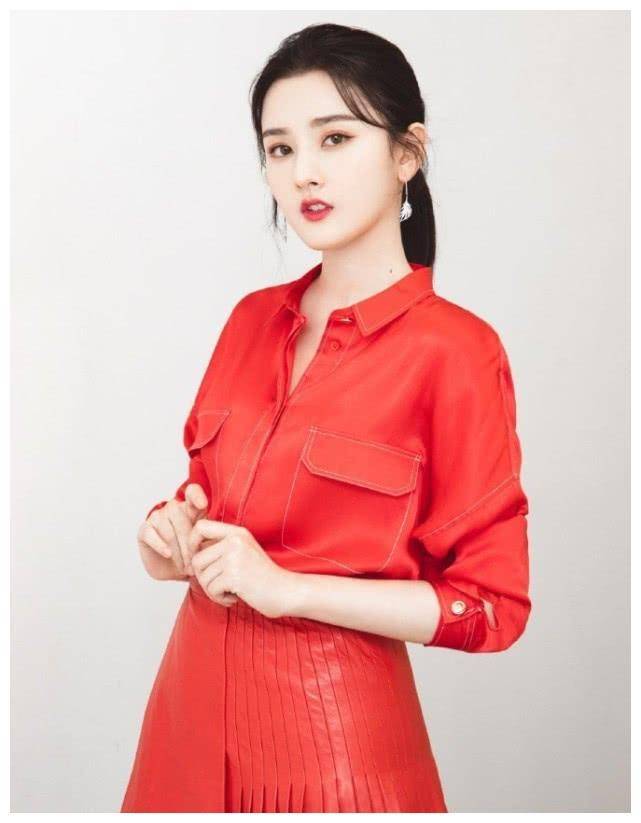 祖儿和林允同穿高跟鞋,只因选择裙子的长度不一样,前者更显腿长_黑色