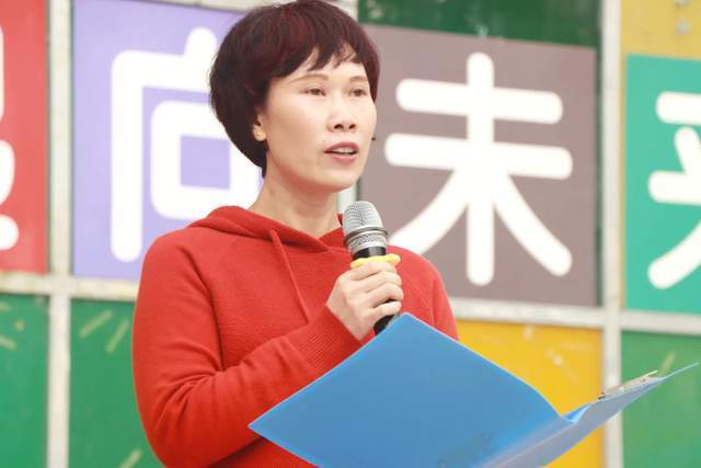 接下来,值周行政左小英主任结合建队节,对全体少先