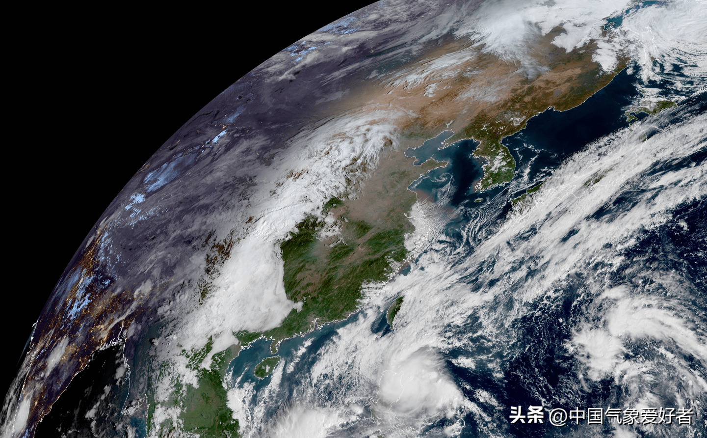 10月12日上午,從高清可見光衛星雲圖上看,今天我國中東部地區雖然陰雲