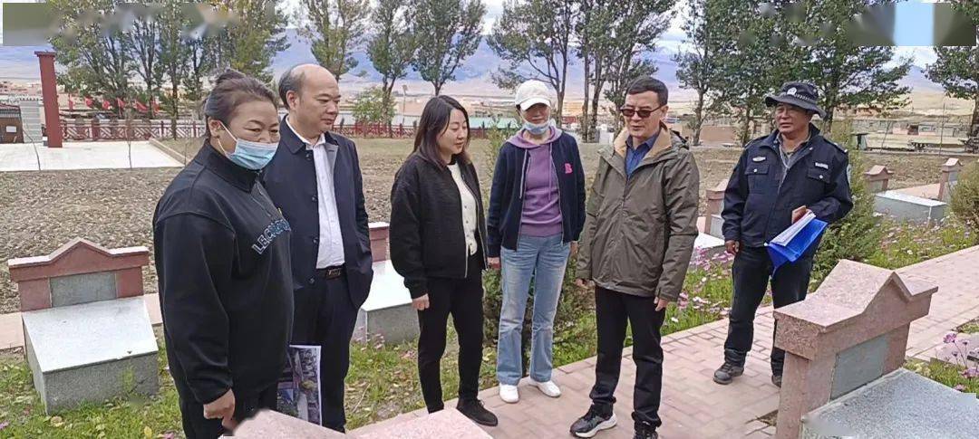 局长丁淑娟和县政府副县长泽扎西陪同下,深入理塘县烈士陵园调研烈士