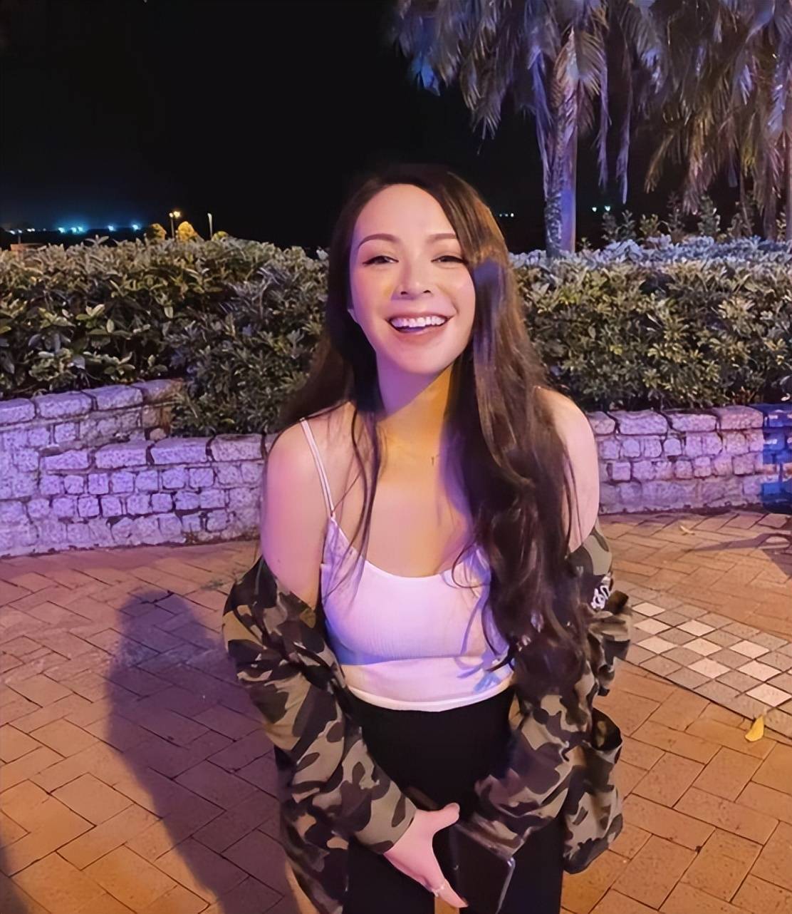 女歌手王灏儿回应男友破产,称两人感情未受影响,会继续相互扶持