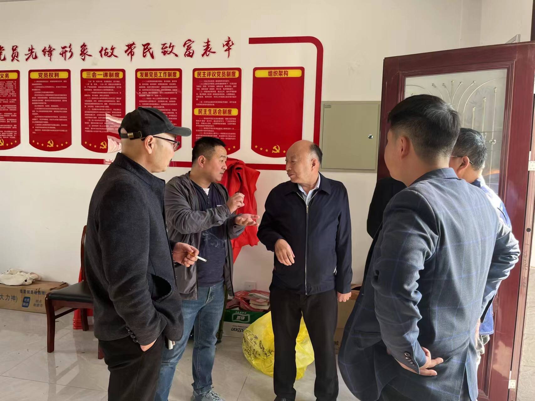 期间,丁伦保还去历阳镇戚镇村指导平菇栽培技术,和村书记夏林就食用菌