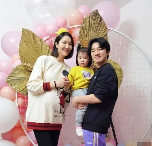 李亚男小区遛娃,二胎产后素颜扛打,2岁gabby越长越像妈妈_王祖蓝_女儿