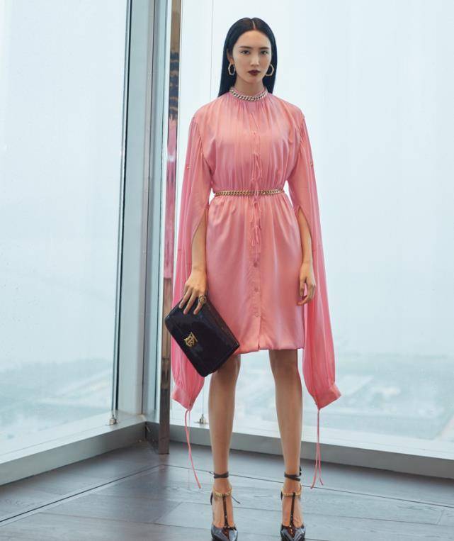 王紫璇嫌弃鞋子太单调,就在中间加一条金圈,秀出的腿让人羡慕了_造型