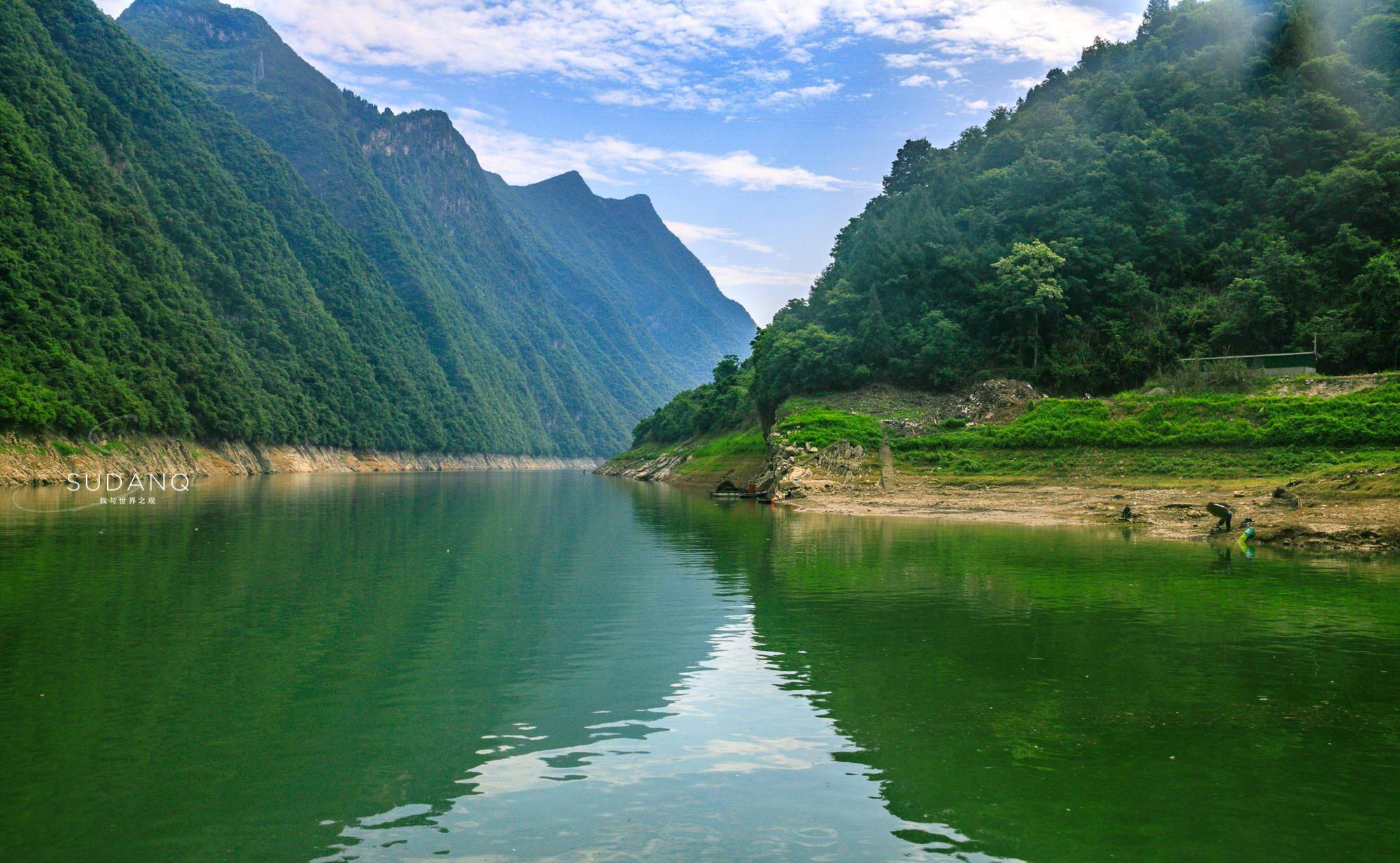 恩施大清江景区东起巴东县水布垭,西至恩施市浑水河,全长87千米,是八