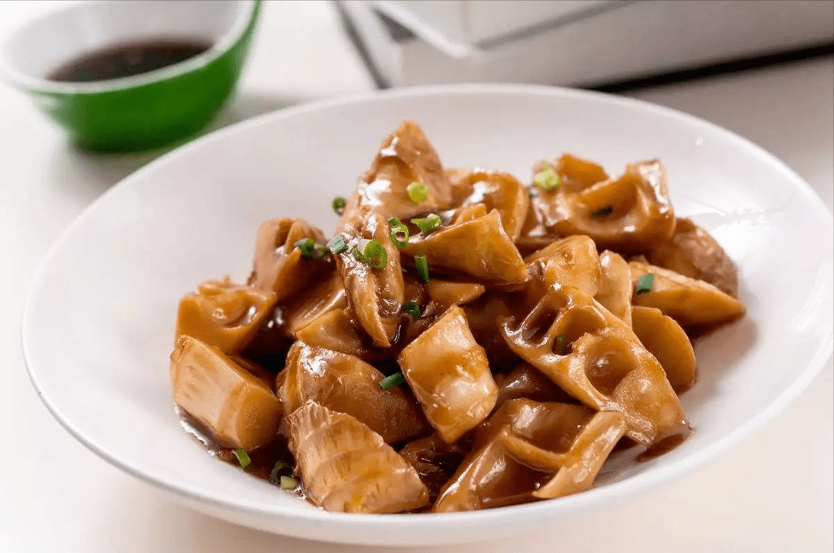 糟烩鞭笋这是用鞭笋制作的一道菜,鞭笋是指竹鞭的先端部分.