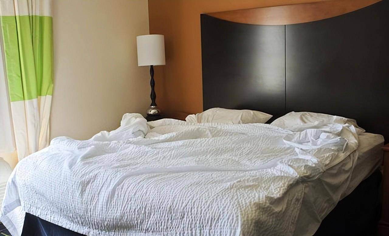 回顾妻子带情人回家睡觉,丈夫在床上碰到湿痕,妻子:只是恶作剧_王婷