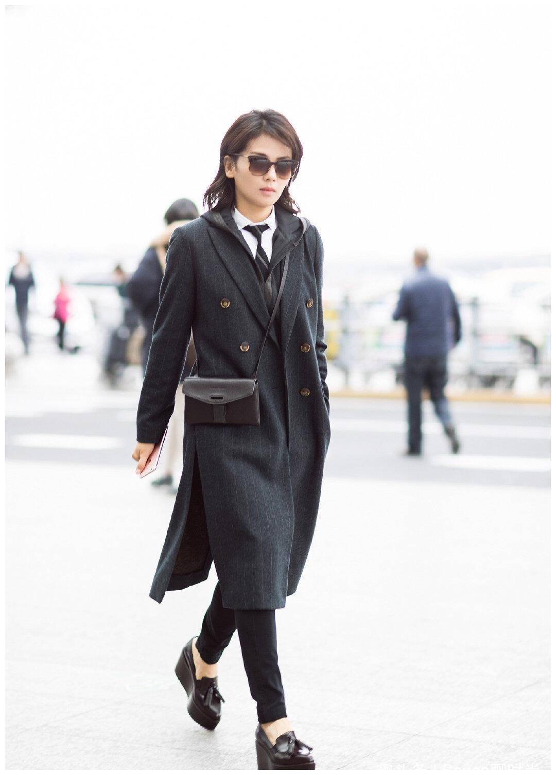 学习刘涛的这些搭配,长袖衫牛仔裙都显年轻_衣服_柔道_衬衫