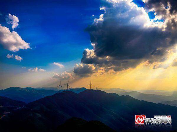 登上通道黄沙岗最高处,头顶高天淡云,脚踏如茵绿草,透过晨曦看重峦叠