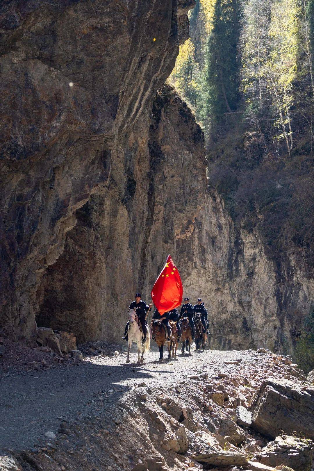 在博州巡邏小分隊採取步巡和船巡的方式,對碼頭,重點場所,山口要道等