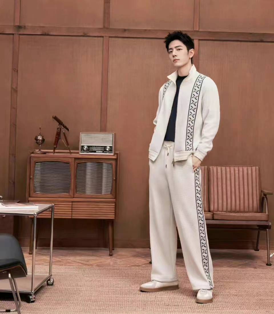 肖战白色运动套装造型好帅,运动服穿出高奢清爽少年感被圈粉了_战哥