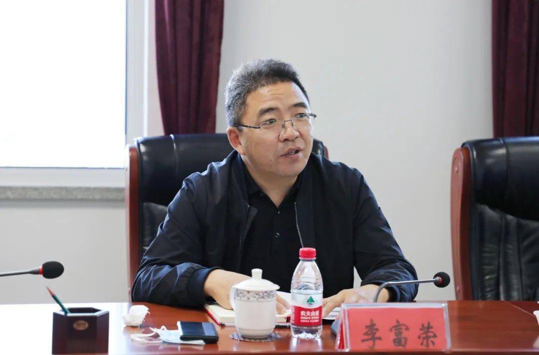 李富荣介绍了中华慈善总会在助力乡村振兴,参与抗击疫情等方面所做的
