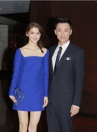 林峰携妻子亮相,贵公子打扮斯文儒雅,张馨月穿着保守不自信!