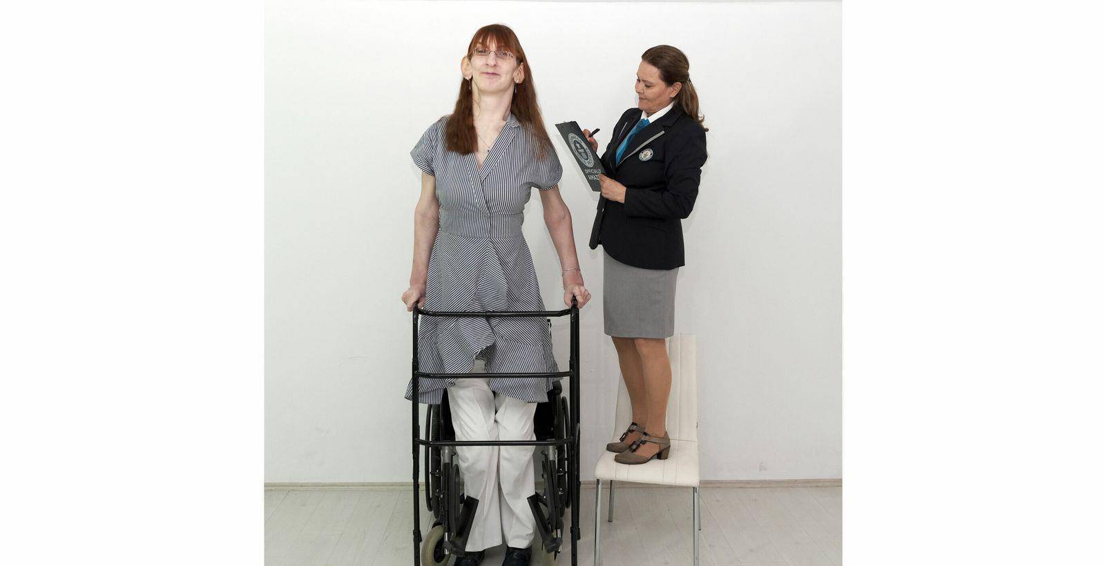 世界上活着的最高女人:2.15米 行走需要支架_梅萨·盖尔吉_女子_身高