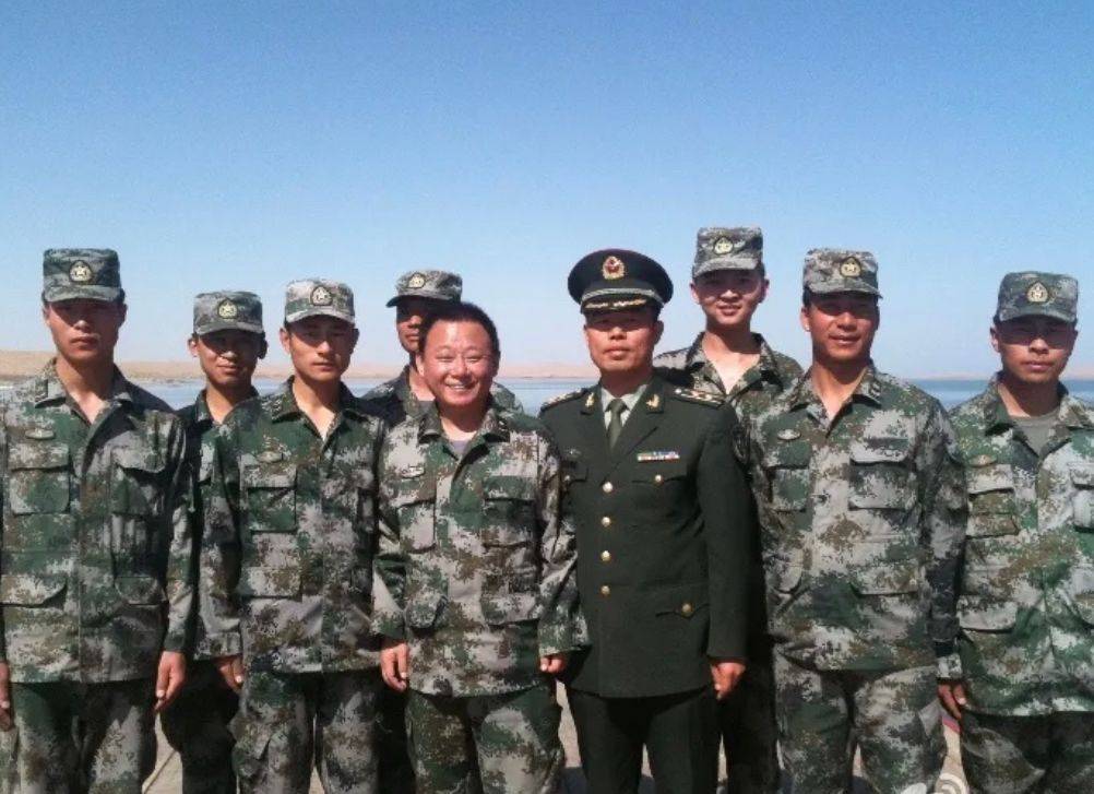 喜剧演员邵峰年轻时穿军装好帅,到老了依旧魅力不减,丝毫不油腻_男性