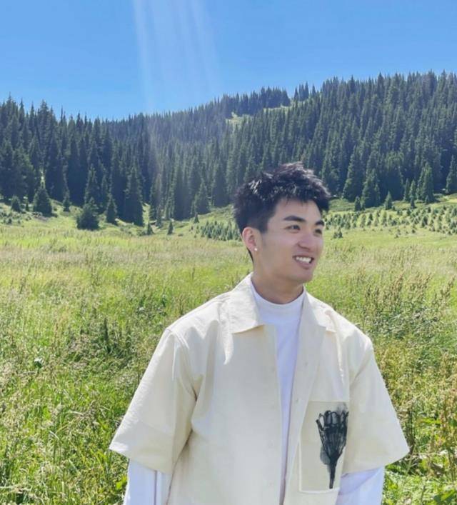 紧急护脸,仍被卢鹏羽连踩三脚 坐头,裁判假装看不见_球员_陆鹏宇_身体