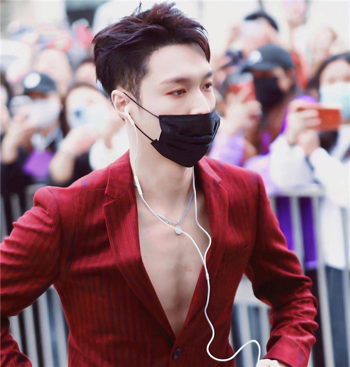 张艺兴酒红西装时尚上阵,身材肌腹肌若隐若现,时尚而撩人_红色_舞蹈