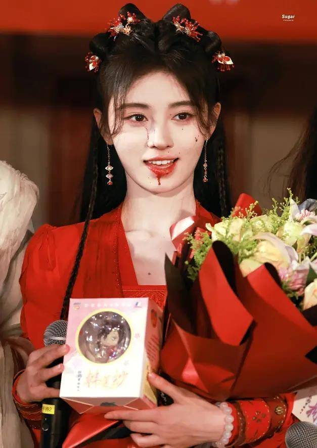 鞠婧祎都穿着华美的古装,做着精致的造型,妆容却永远是绛红色的眼影