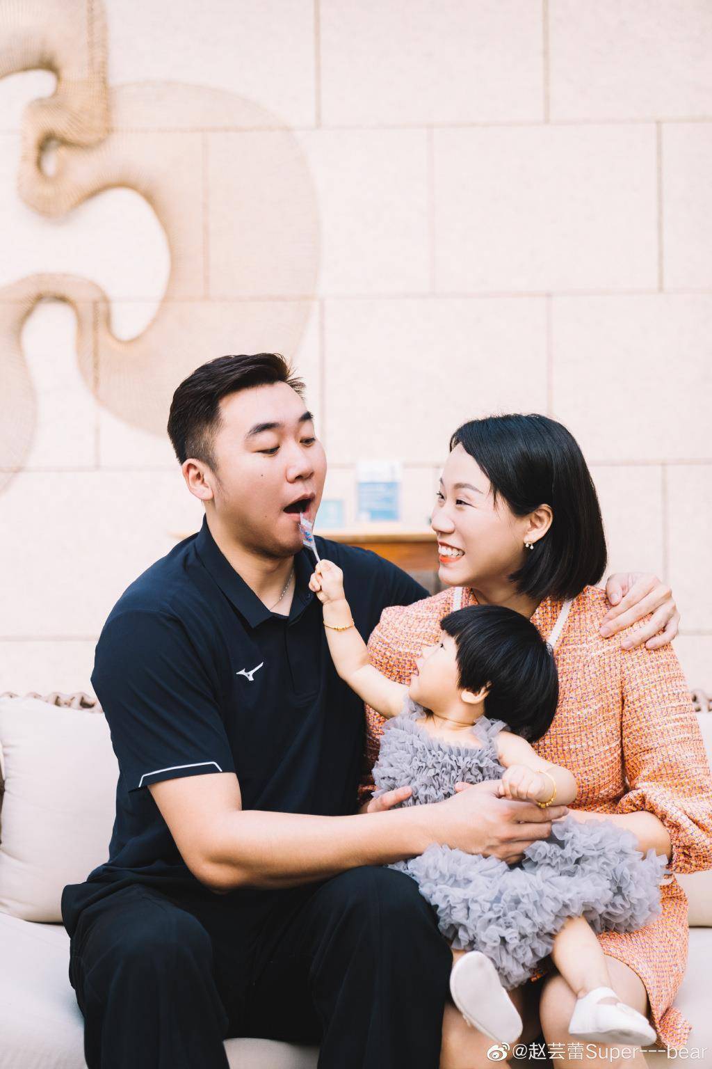 靠老公肩头满脸幸福,爱女抓周抓到球拍_赵芸蕾_洪炜_女儿
