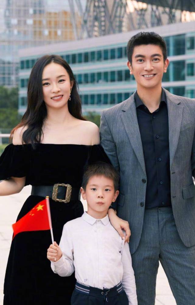 难怪杜江要把霍思燕宠成孩子,看到她侧身的那一刻,全网瞬间沸腾_裙子