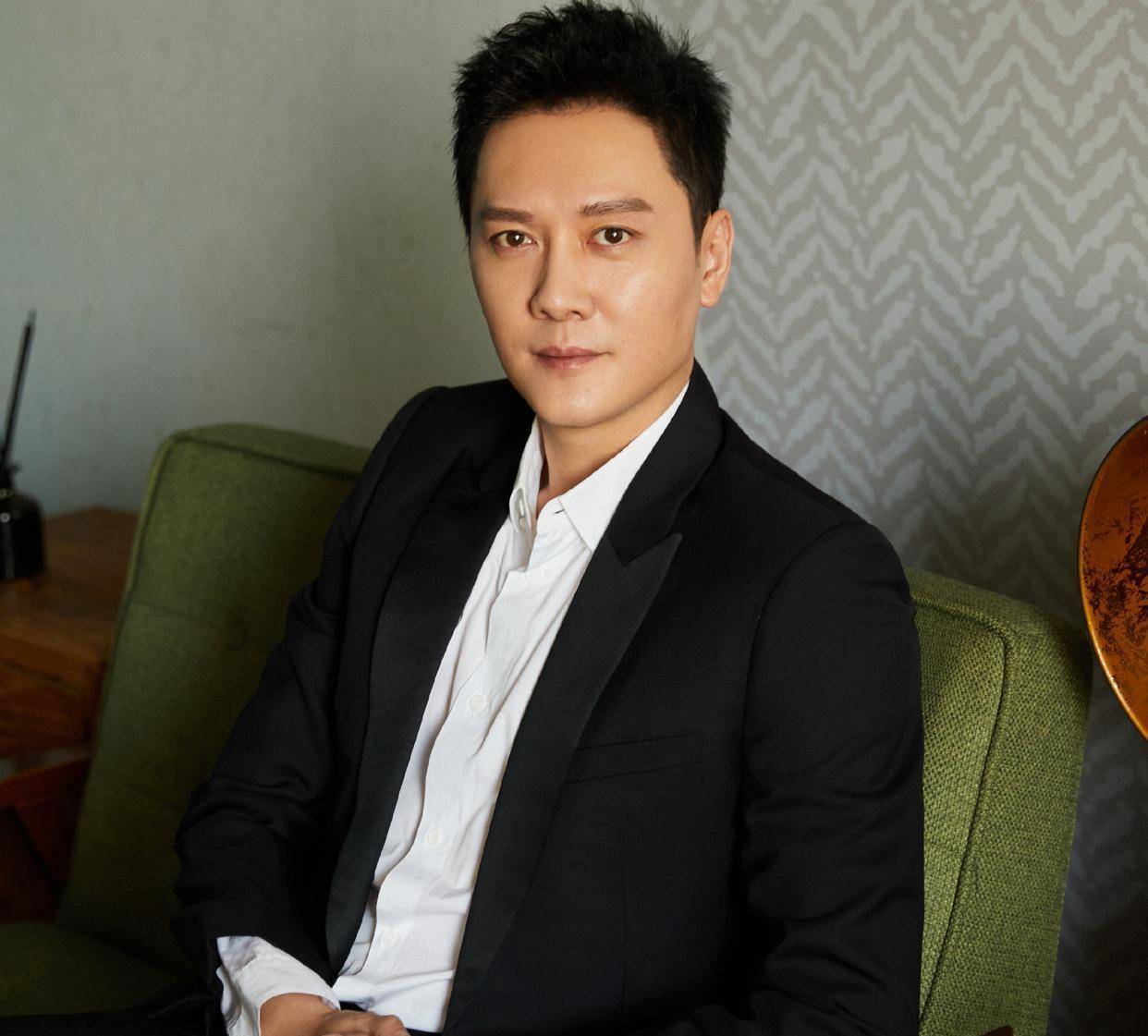 赵丽颖和冯绍峰离婚后状态大不同,女的依旧美,男的胖沧桑_凤行_风流