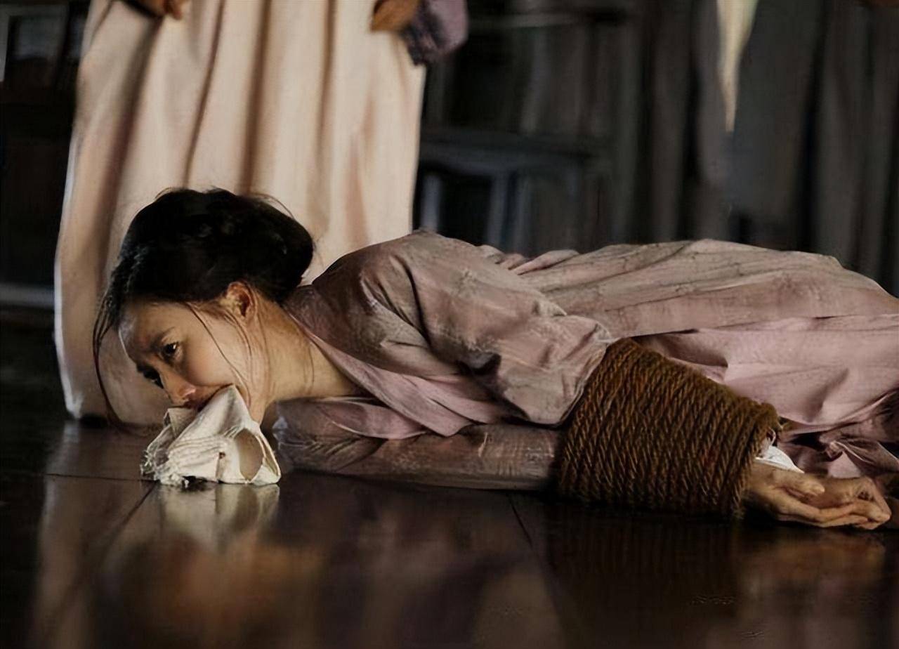 同样是演被绑架,把章子怡,刘德华和鞠婧祎放在一起,区别好明显_剧中