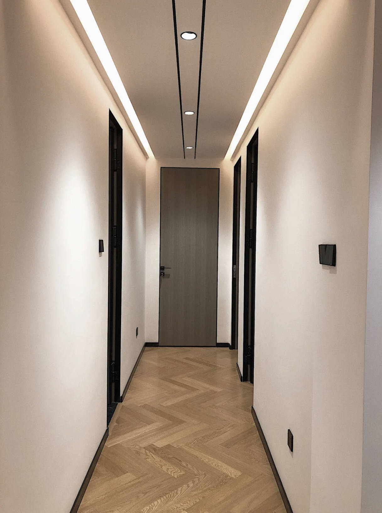 的一点就是,隐藏轨道灯的位置其实与客厅常见的那种回字形吊顶差不多