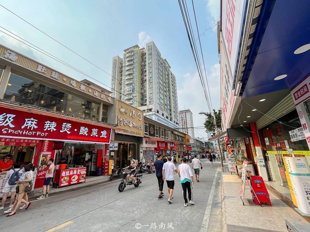 广州有条街道像东南亚市井，和广州塔同框，建筑气质停留在80年代