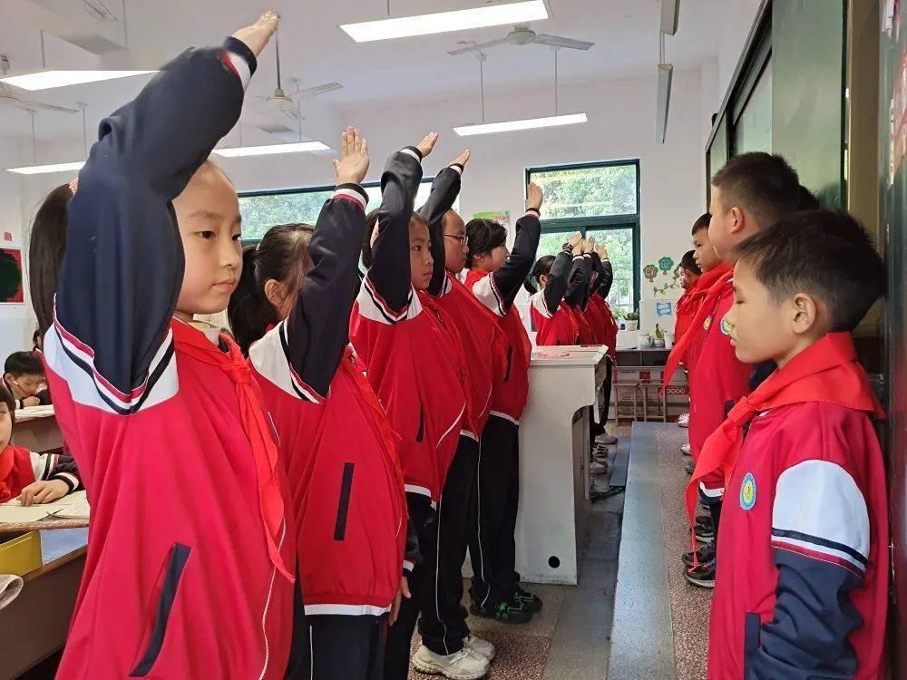 红领巾献礼二十大 争做新时代好少年——巢湖市东风路小学开展十一三