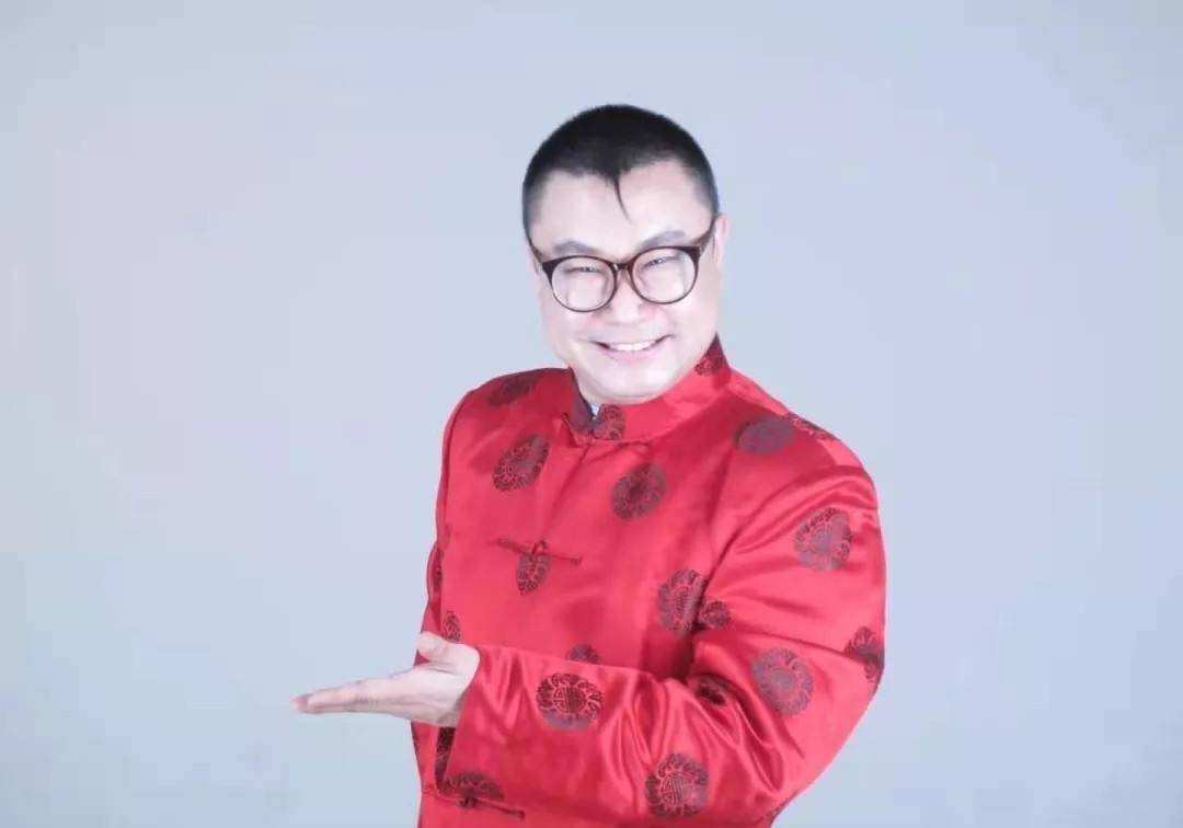 张兵模仿尹相杰张兵是江苏沭阳人,曾经在1999年登上开心明星脸这个