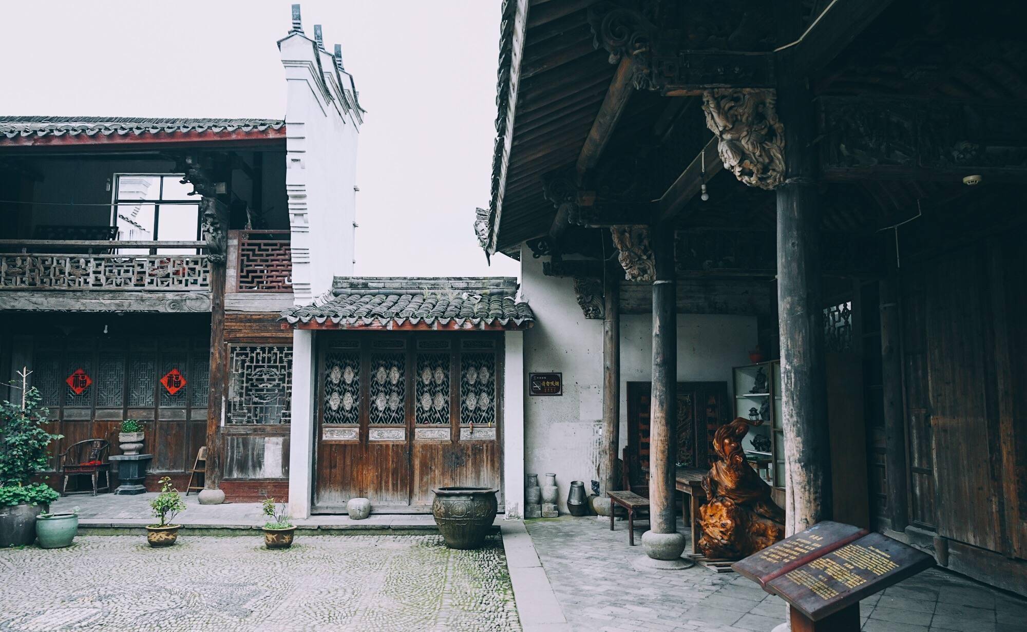 它号称“江南第一雕花大楼”，藏在宁波古镇中，却几乎没有游客