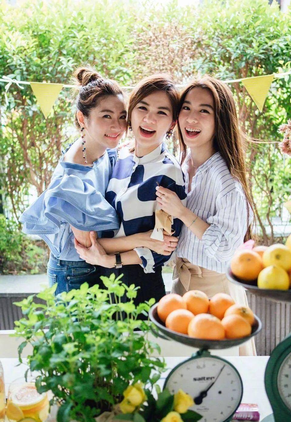 she出道20年再次同拍合照,曾经的女孩依旧美好,成为各自的女王_hebe