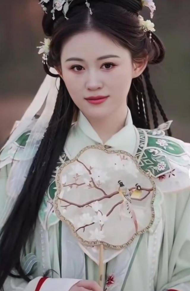 大衣哥新媳妇谈结婚感受,晒出古装造型,被评为长得像张纪中老婆_陈梦