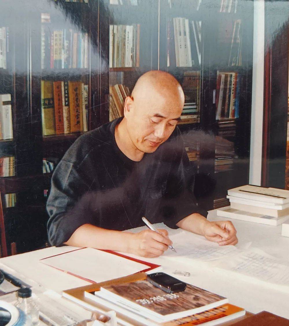 绘画启蒙于西府王鸿续,拜师于画家罗平安,进修于中国画研究院高级研修