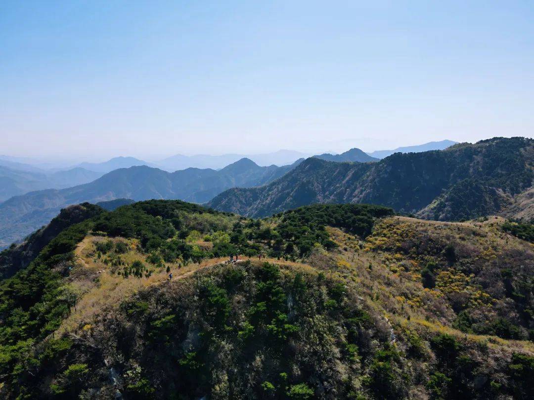 济南最高山梯子山渐入秋凉,原生态登山天花板,秋高气爽宜登高_山顶_山