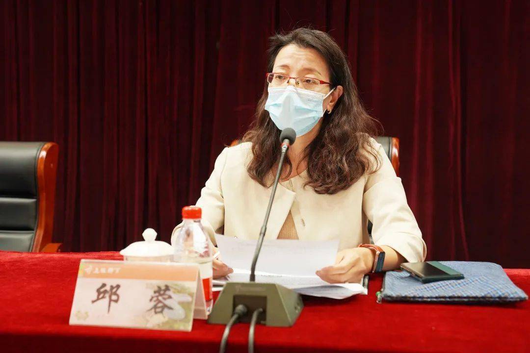 镇党委副书记邱蓉主持本次会议,并对重要时间节点保密工作予以提示.